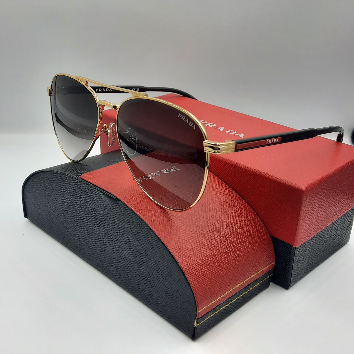 Solaires: PRADA SPRA58 rouge doré noir