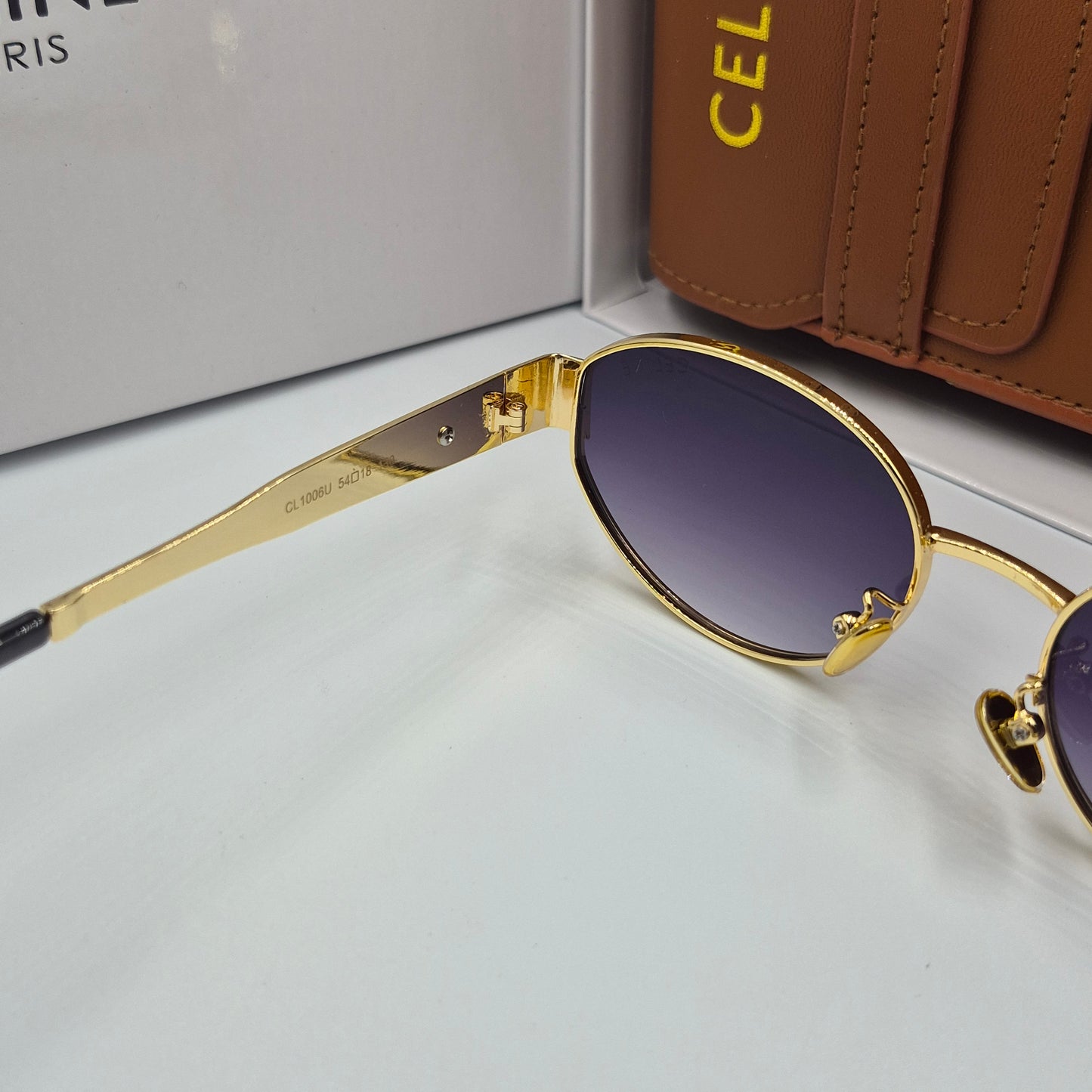 Solaires: CELINE Triomphe doré noir deg avec pochette à bandoulière