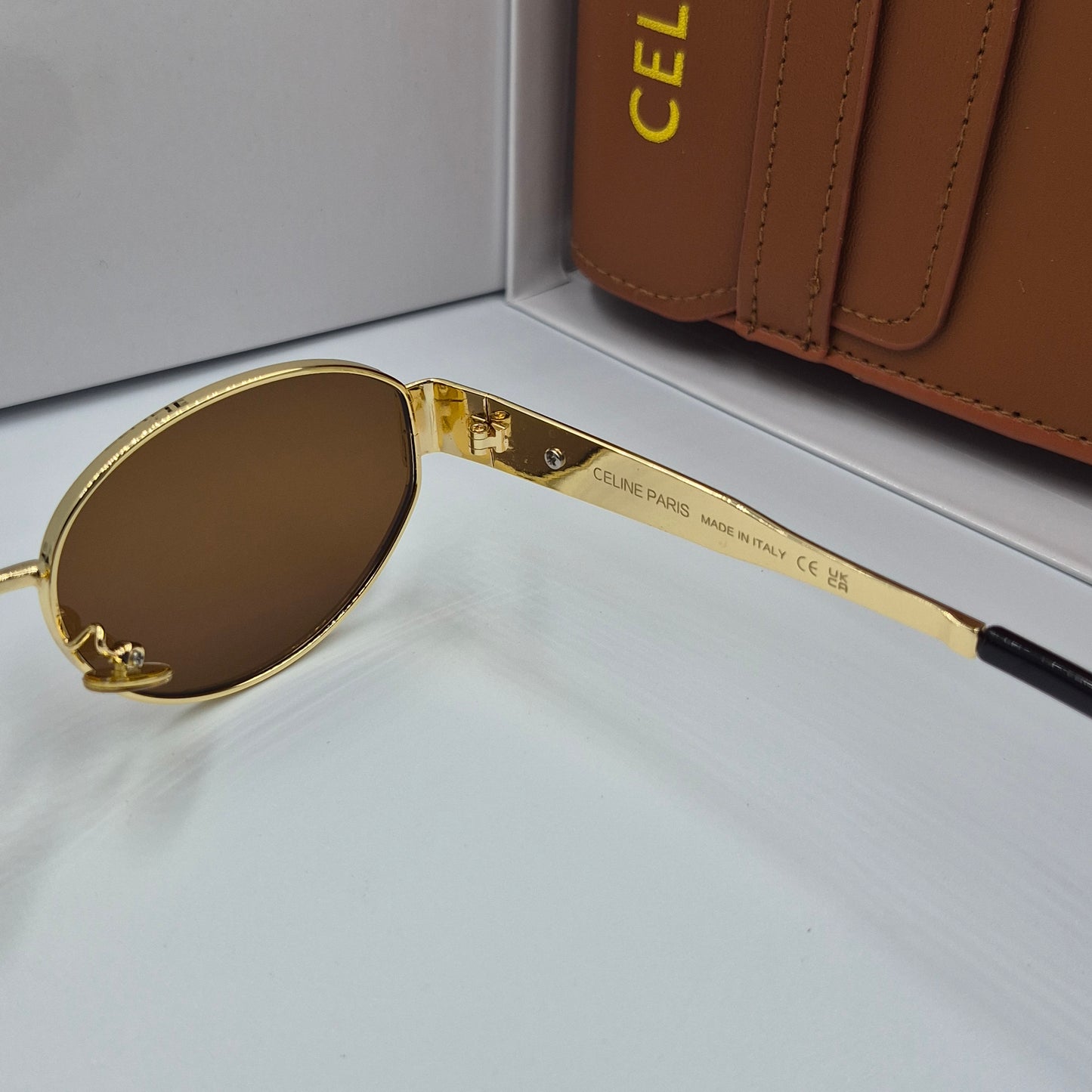 Solaires: CELINE Triomphe doré marron avec pochette à bandoulière