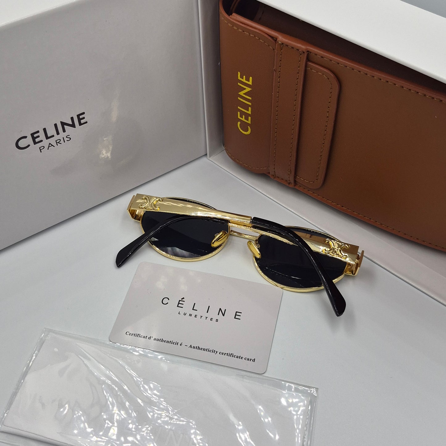 Solaires: CELINE Triomphe doré noir avec pochette à bandoulière
