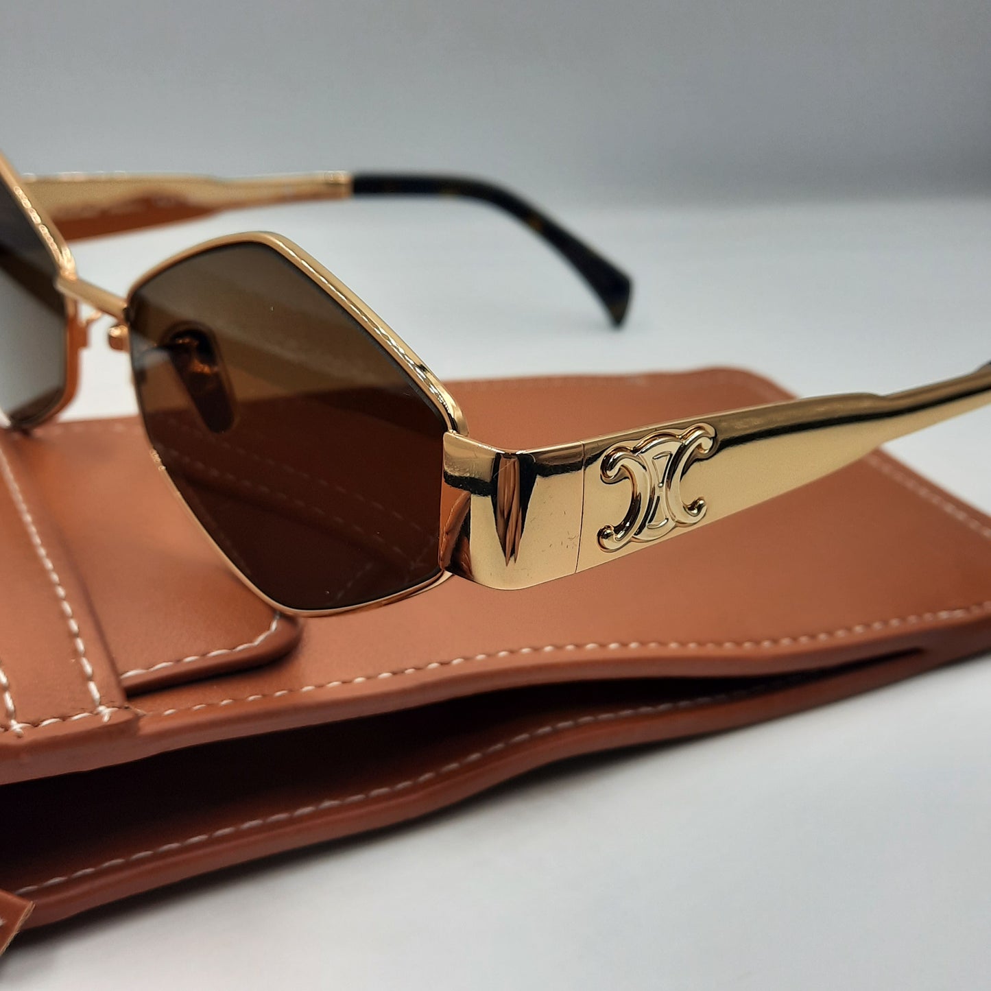 Solaires: CELINE Triomphe CL4S254 doré marron avec pochette à bandoulière