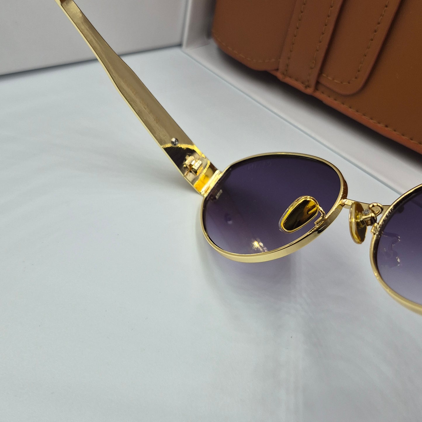 Solaires: CELINE Triomphe doré noir deg avec pochette à bandoulière