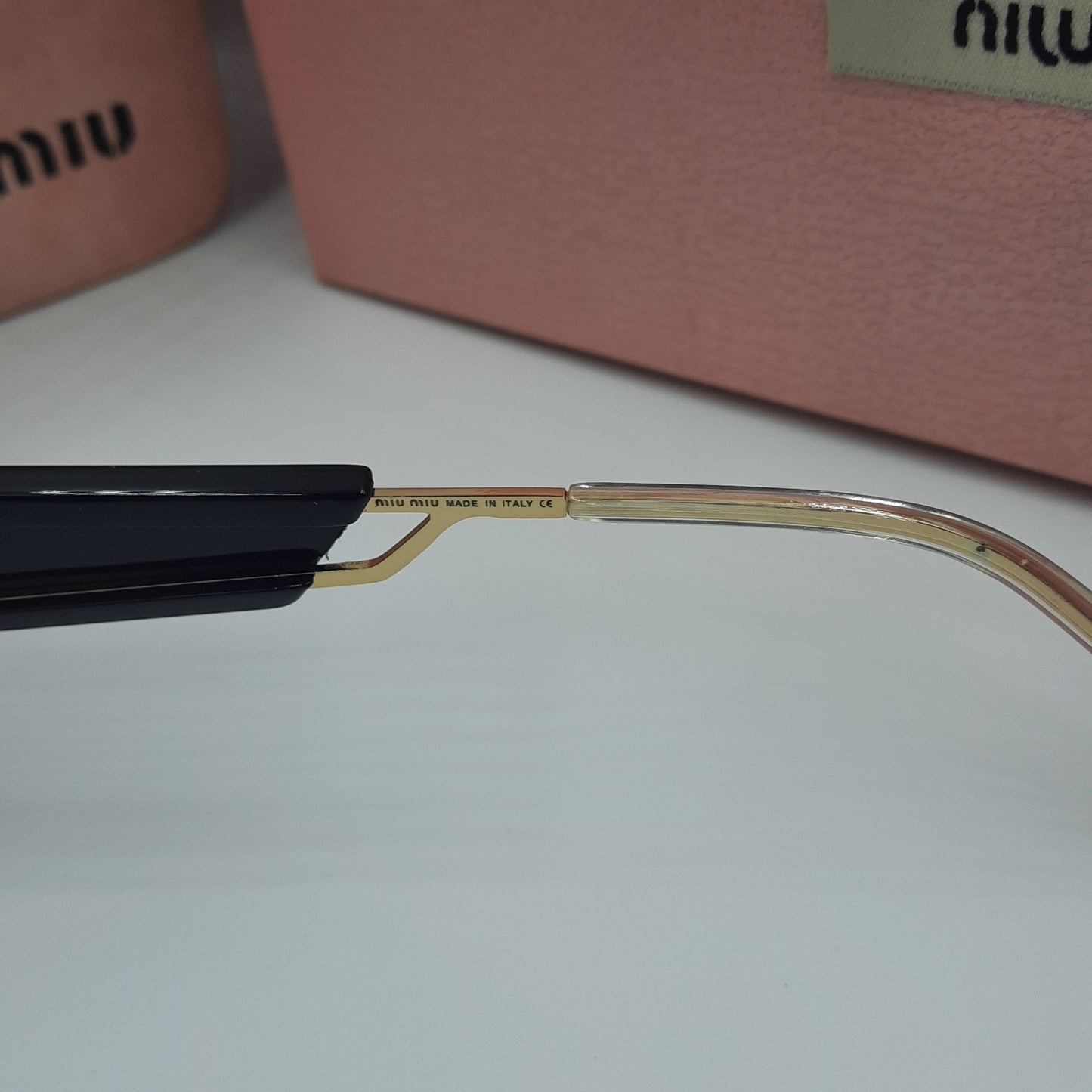 Solaires: MIUMIU doré noir