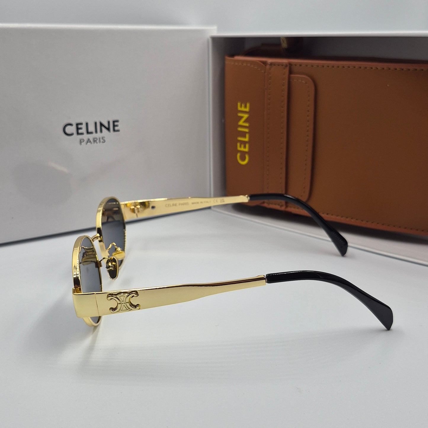 Solaires: CELINE Triomphe doré noir avec pochette à bandoulière
