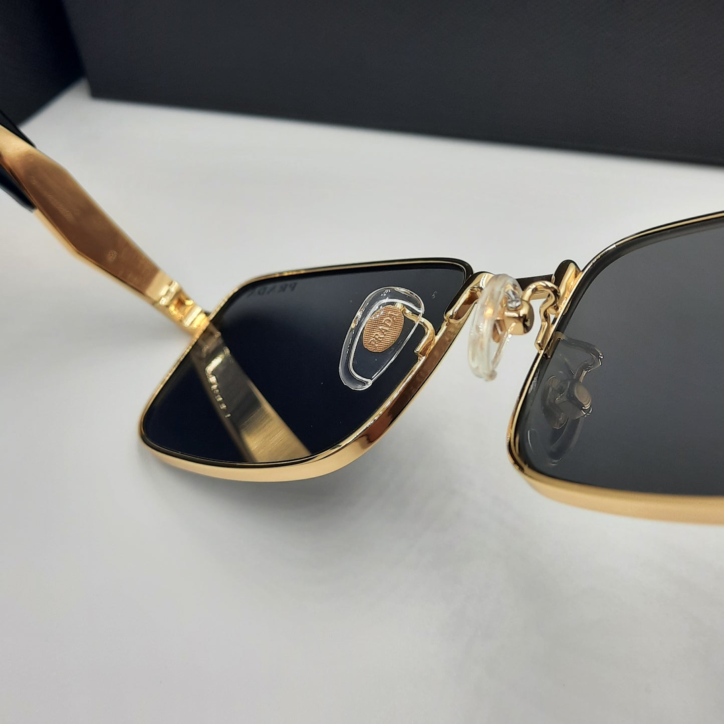 Solaires: PRADA PR69ZS doré noir