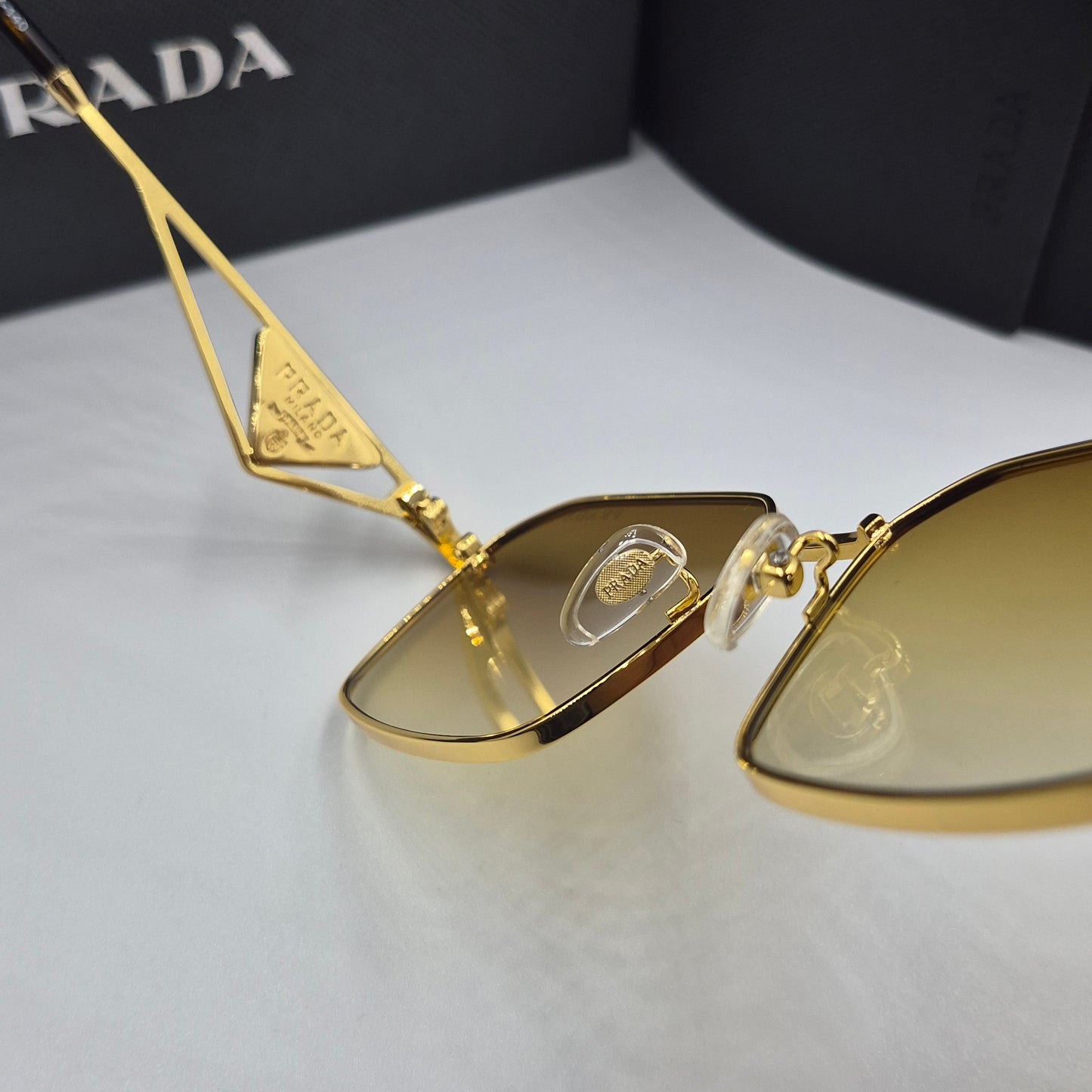 Solaires: PRADA PRA51V doré marron deg