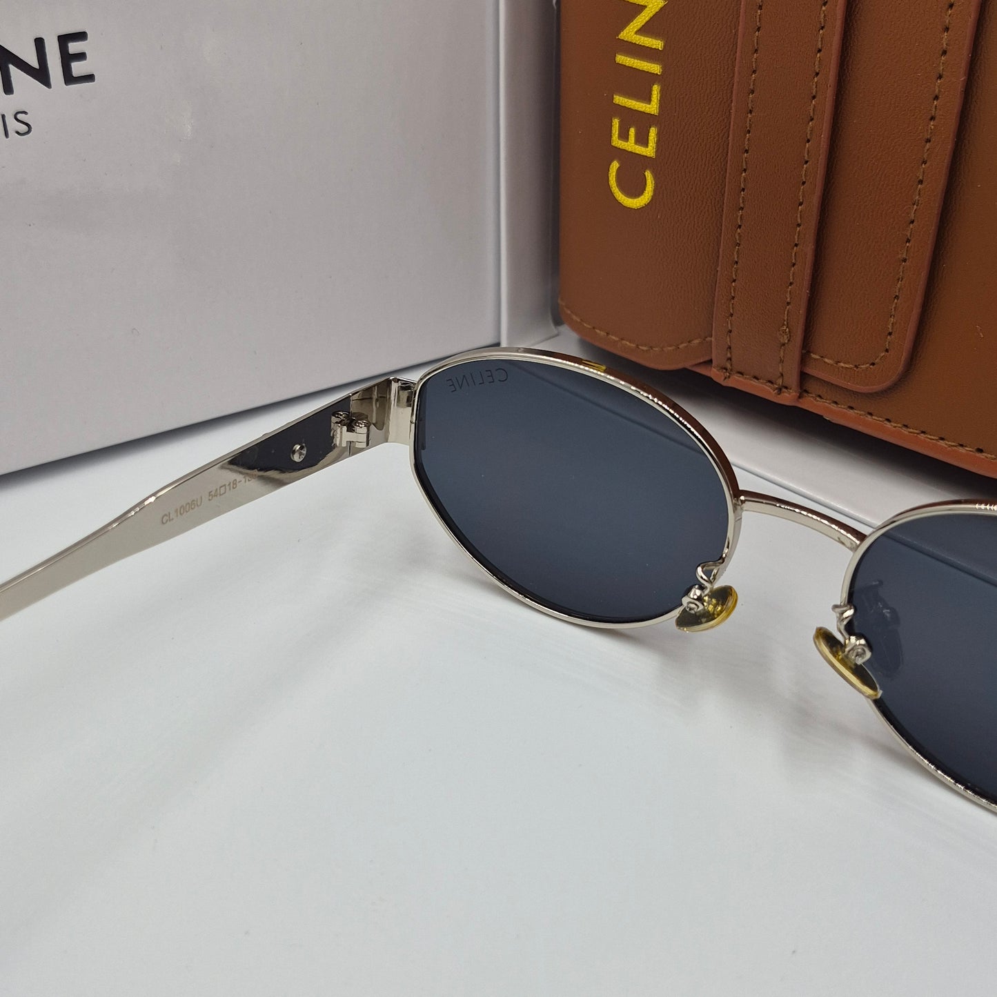 Solaires: CELINE Triomphe argent noir avec pochette à bandoulière