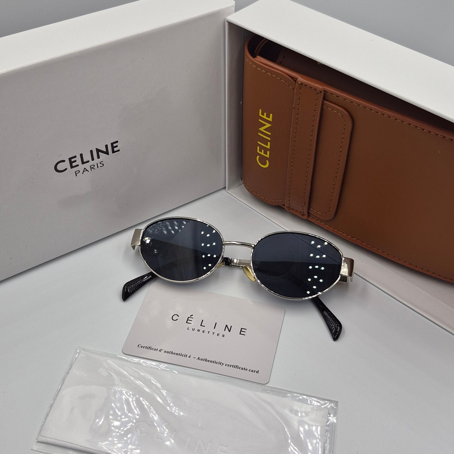 Solaires: CELINE Triomphe argent noir avec pochette à bandoulière