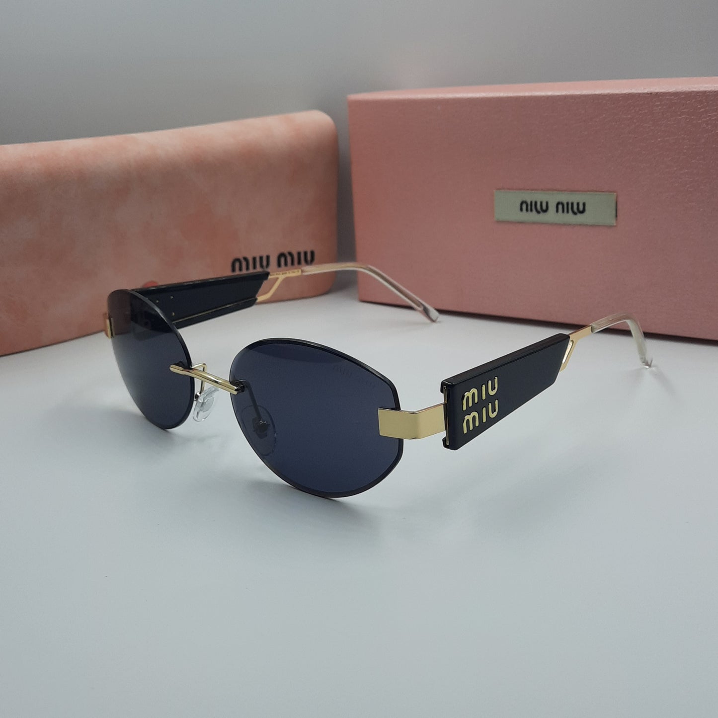 Solaires: MIUMIU doré noir