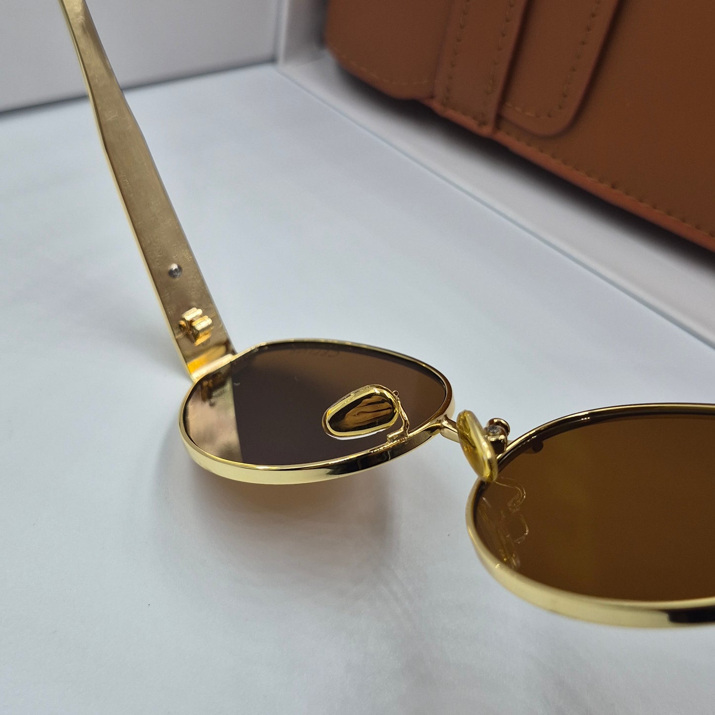 Solaires: CELINE Triomphe doré marron avec pochette à bandoulière